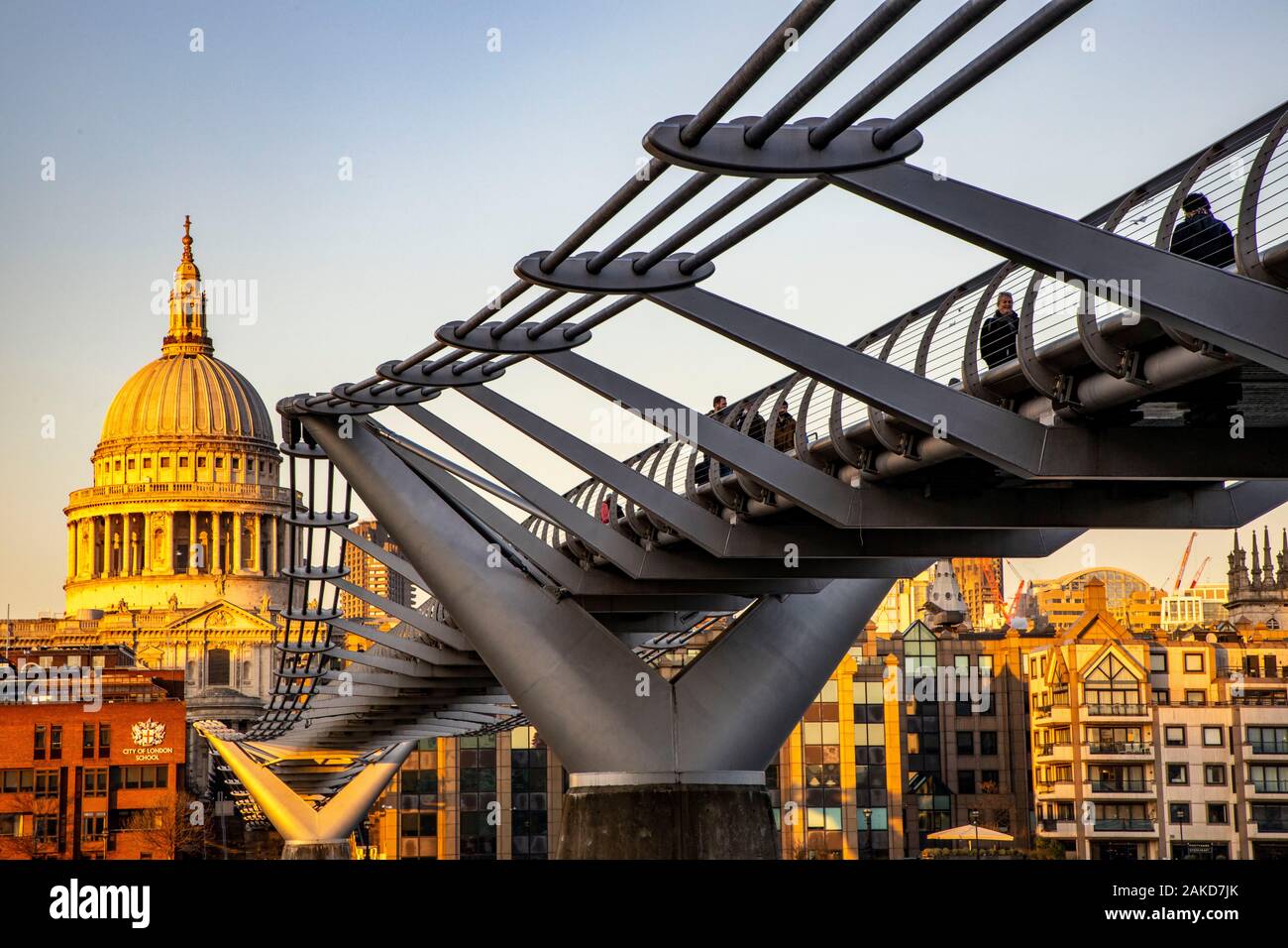 Millennium Bridge über die Themse, die St. Paul's Cathedral, London, Vereinigtes Königreich, Stockfoto
