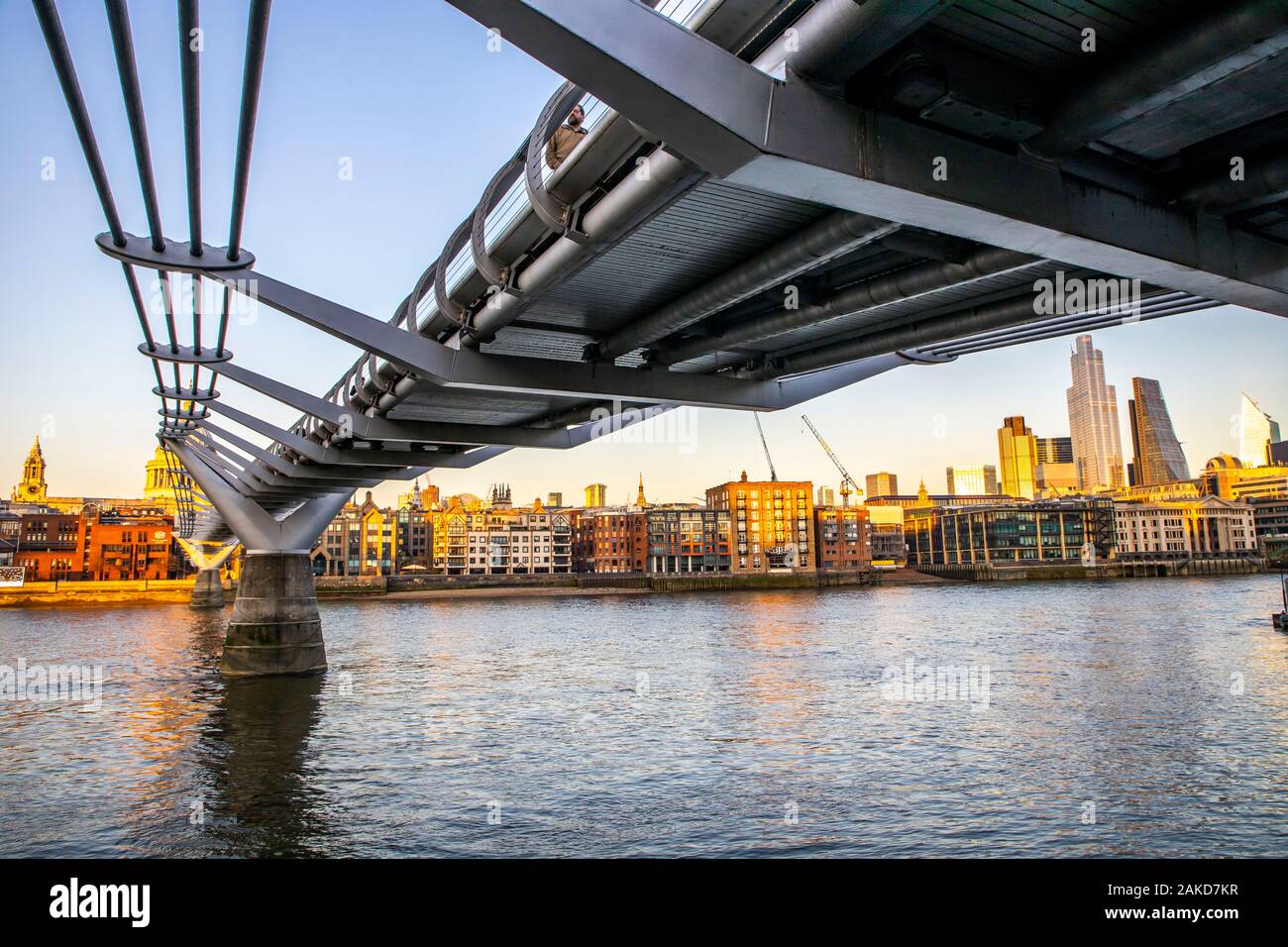 Millennium Bridge über die Themse, die St. Paul's Cathedral, London, Vereinigtes Königreich, Stockfoto