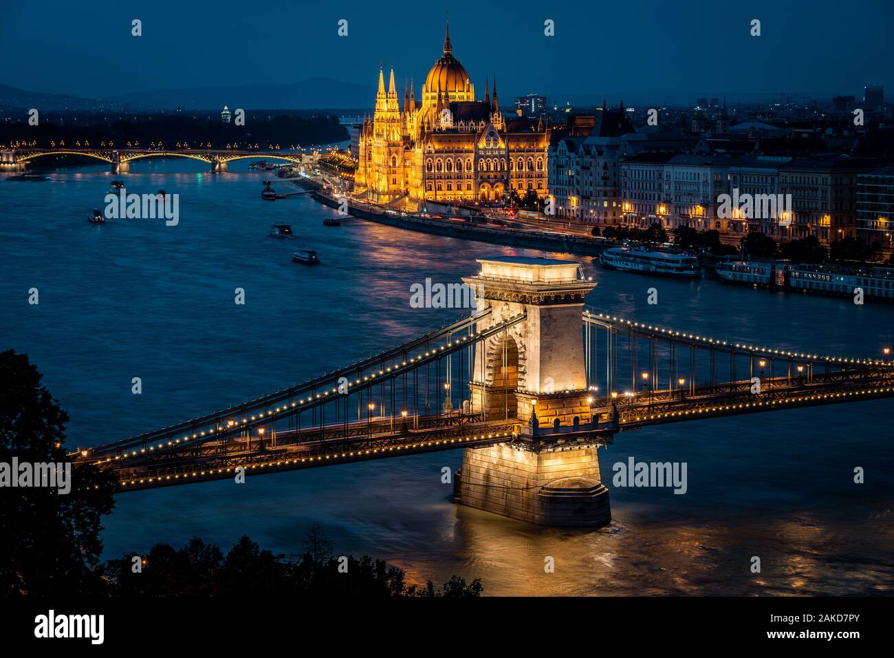 Budapest, Ungarn, Blick auf die ungarischen Parlament und Széchenyi Kettenbrücke über die Donau in der Abenddämmerung. Stockfoto