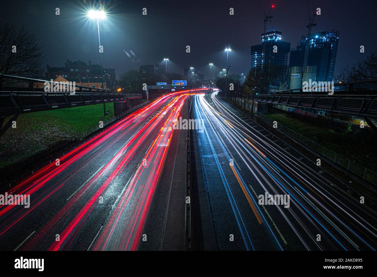Eine lange Exposition am Abend Blick auf die A57 (M) Autobahn aka der Weg Hier befindet sich im Stadtzentrum von Manchester Stockfoto