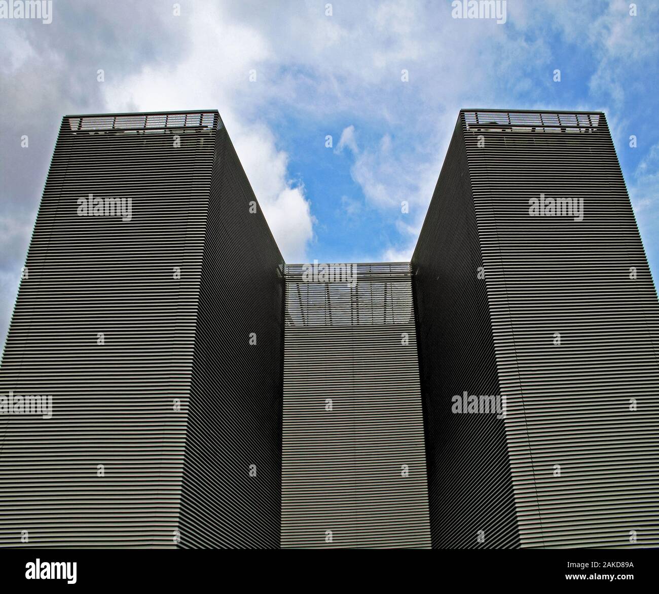 Einfache Metall Fassade Auf Das Gebaude Tower Stockfoto Bild