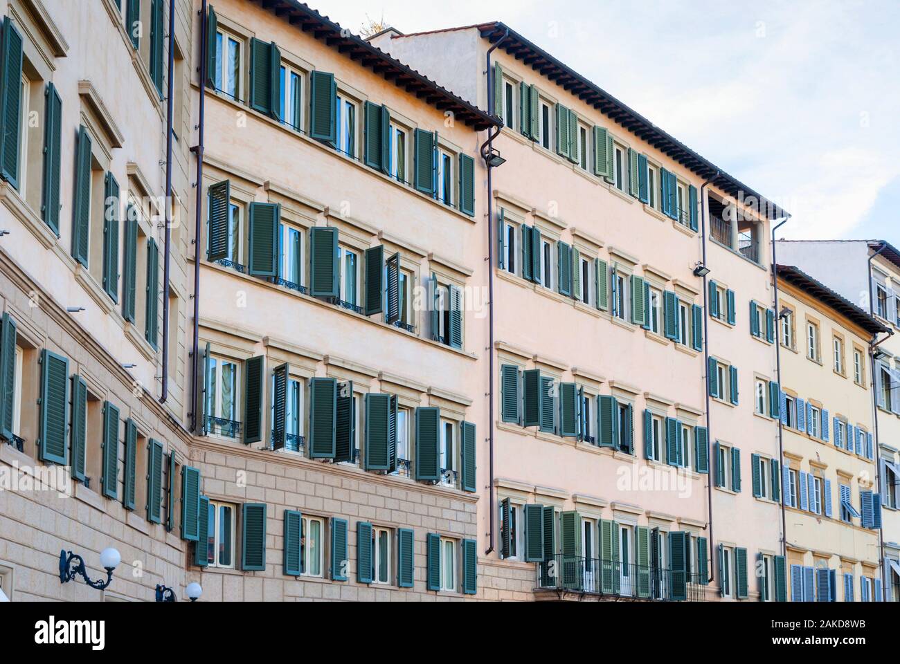 Straße mit alten traditionellen italienischen Häuser mit Windows in Florenz. Stockfoto
