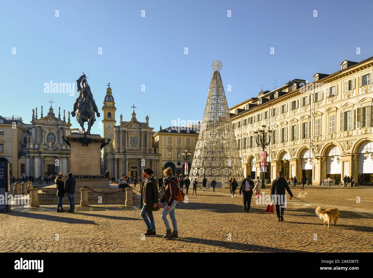 Blick auf die Piazza San Carlo im Zentrum von Turin mit der modernen Weihnachtsbaum, Menschen und Touristen an einem sonnigen Tag vor Weihnachten, Piemont, Italien Stockfoto