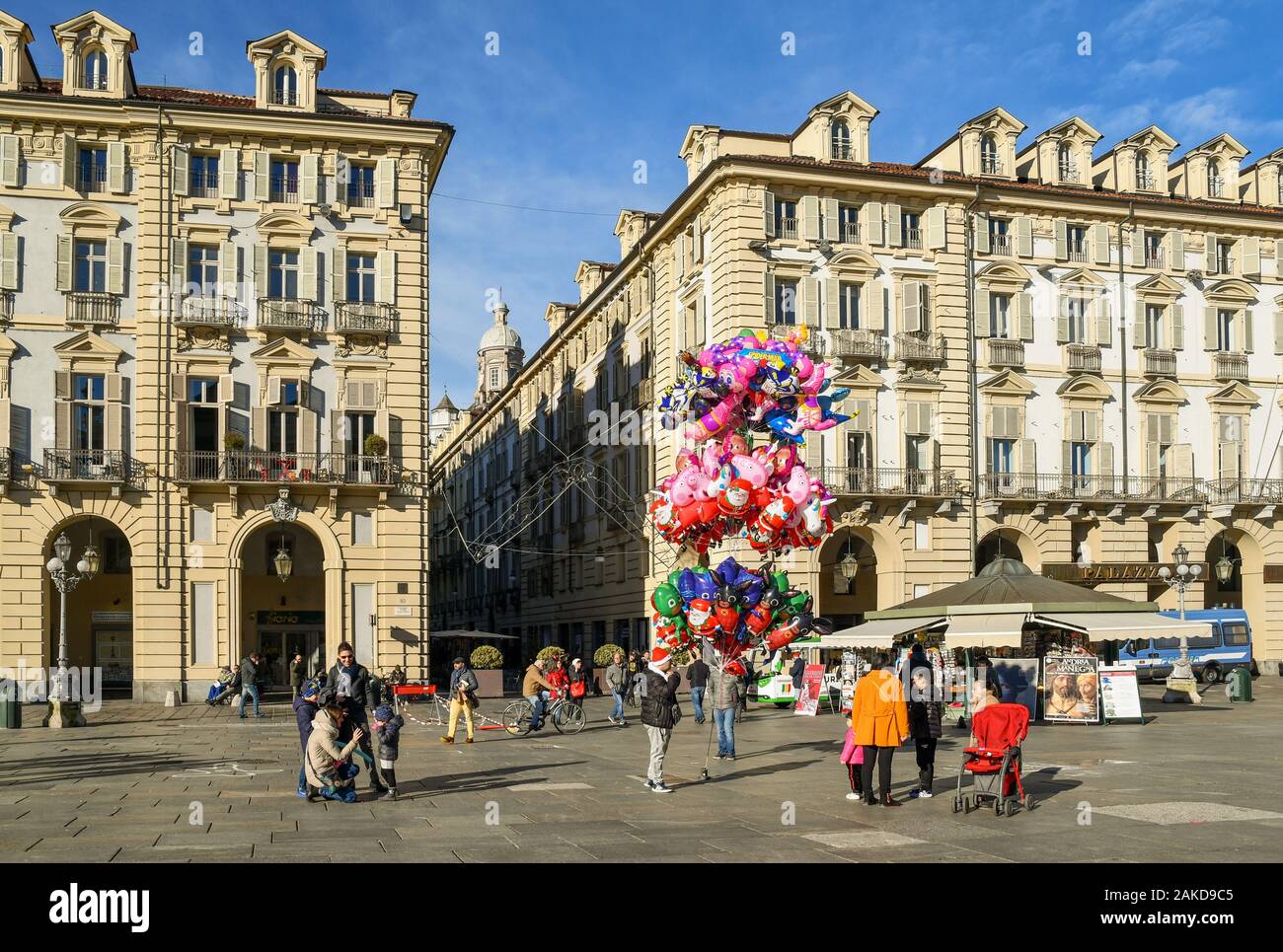 Blick von der Piazza Castello Platz im Zentrum von Turin mit einem Ballon Verkäufer, Menschen und Familien an einem sonnigen Tag vor Weihnachten, Piemont, Italien Stockfoto