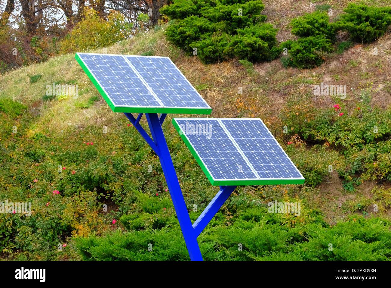 Solar Panels im City Park, grüne reinigen. Alternative Energie Energiekonzept. Stockfoto