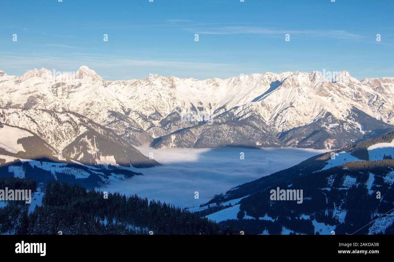 Panoramablick Saalbach Hinterglemm Leogang Steinernes Meer Sonnenuntergang verschneite Berge Alpen Stockfoto