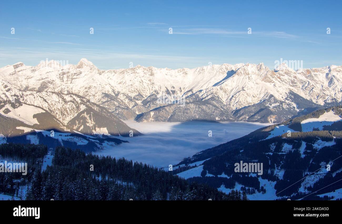Panoramablick Saalbach Hinterglemm Leogang Steinernes Meer Sonnenuntergang verschneite Berge Alpen Stockfoto
