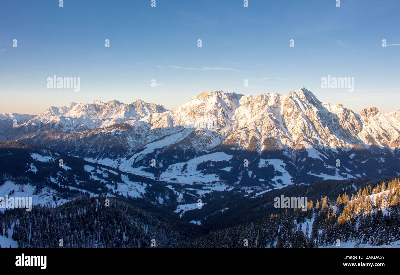 Panoramablick Saalbach Hinterglemm Leogang Steinernes Meer Sonnenuntergang verschneite Berge Alpen blauer Himmel Stockfoto