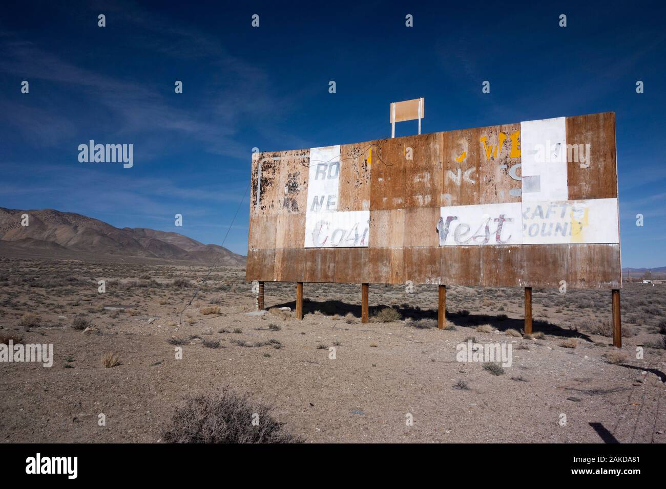 Verlassene Holz Plakatwand gesetzt gegen einen blauen Wüstenhimmel im westlichen Nevada Stockfoto