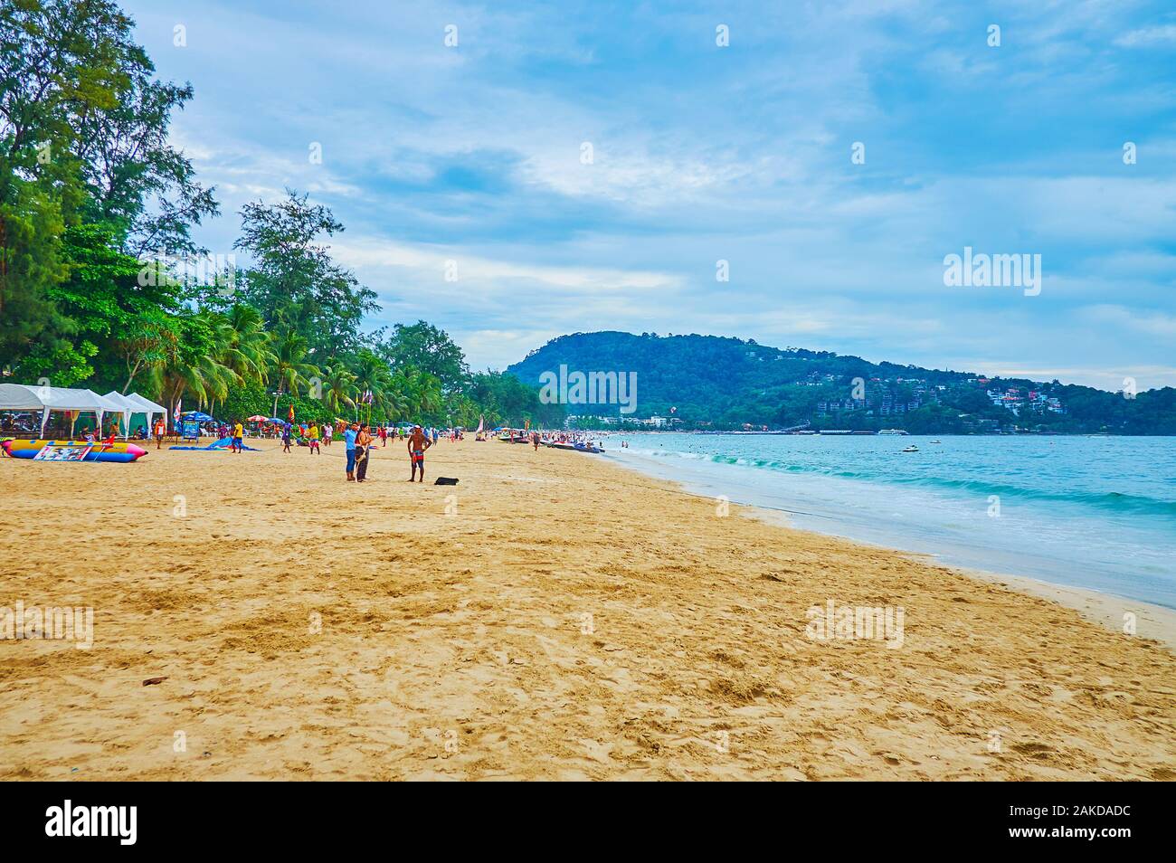PATONG BEACH, THAILAND - Mai 1, 2019: Die goldenen Sandstrand und das klare Wasser der Andaman See sind der Stolz des Resort, am 1. Mai in Patong Stockfoto
