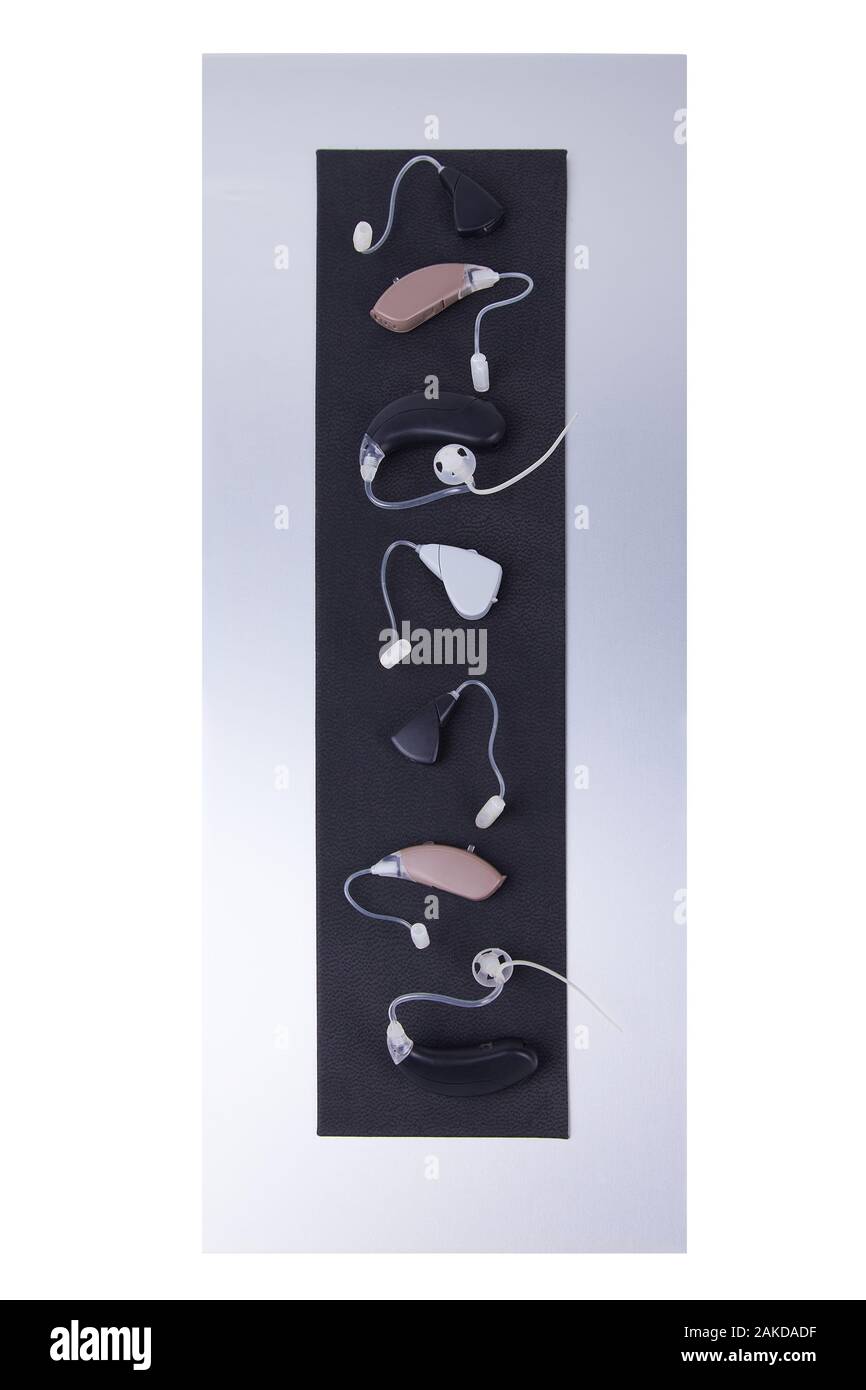 Moderne Hörgeräte auf weißem Hintergrund, Alternative zur Chirurgie. Hno-Zubehör Stockfoto