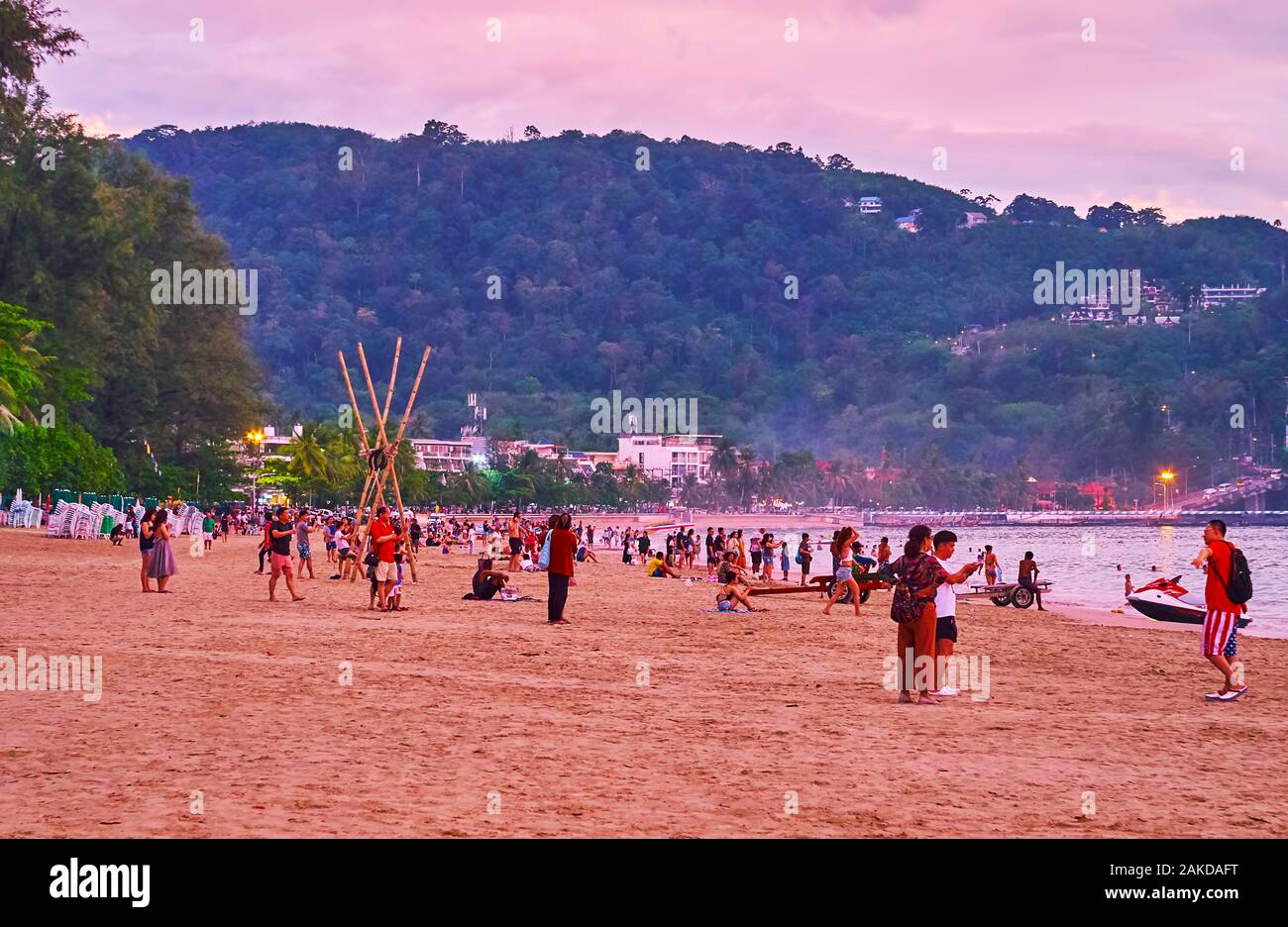 PATONG BEACH, THAILAND - Mai 1, 2019: die Menschen kamen, den Sonnenuntergang am Strand des Resort zu treffen, am 1. Mai in Patong Stockfoto