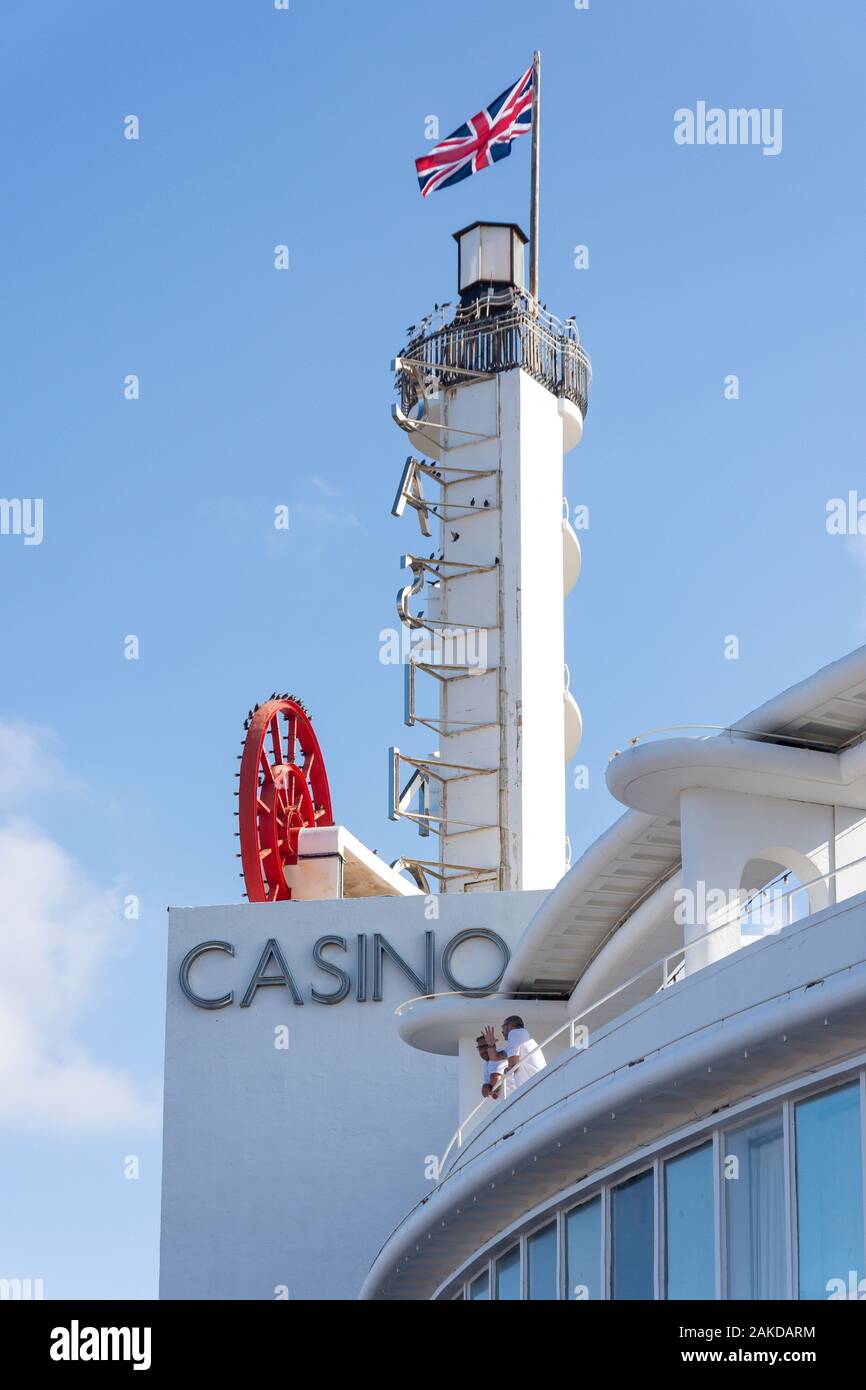 Der Weiße Turm und Casino Gebäude, Pleasure Beach, Ocean Boulevard, Promenade, Blackpool, Lancashire, England, Vereinigtes Königreich Stockfoto