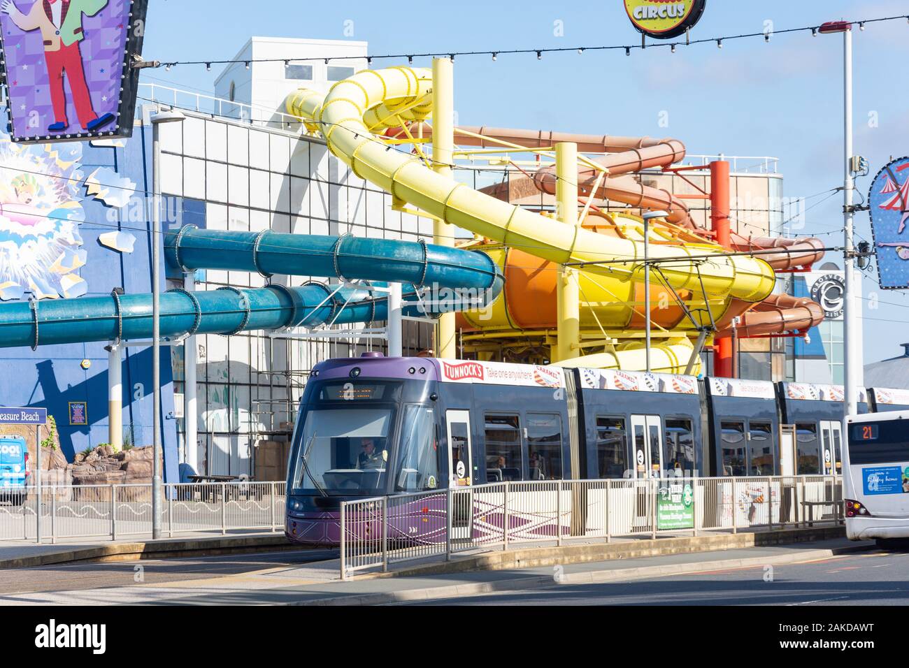 Blackpool Tram vor Sandcastle Water Park, Ocean Boulevard, Blackpool, Lancashire, England, Vereinigtes Königreich Stockfoto