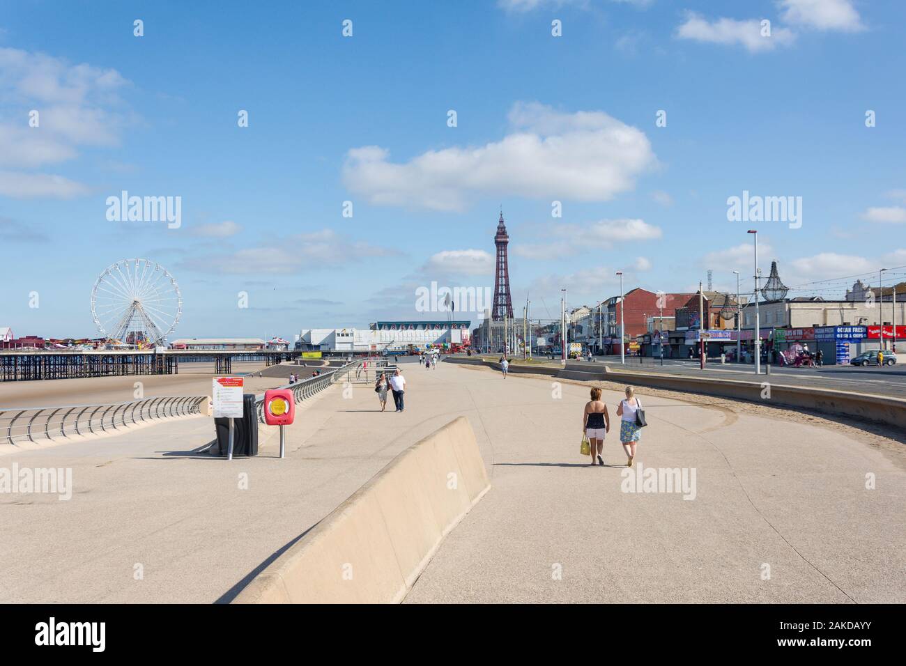 Die Strandpromenade mit dem Blackpool Tower und Ocean Boulevard, Blackpool, Lancashire, England, Vereinigtes Königreich Stockfoto