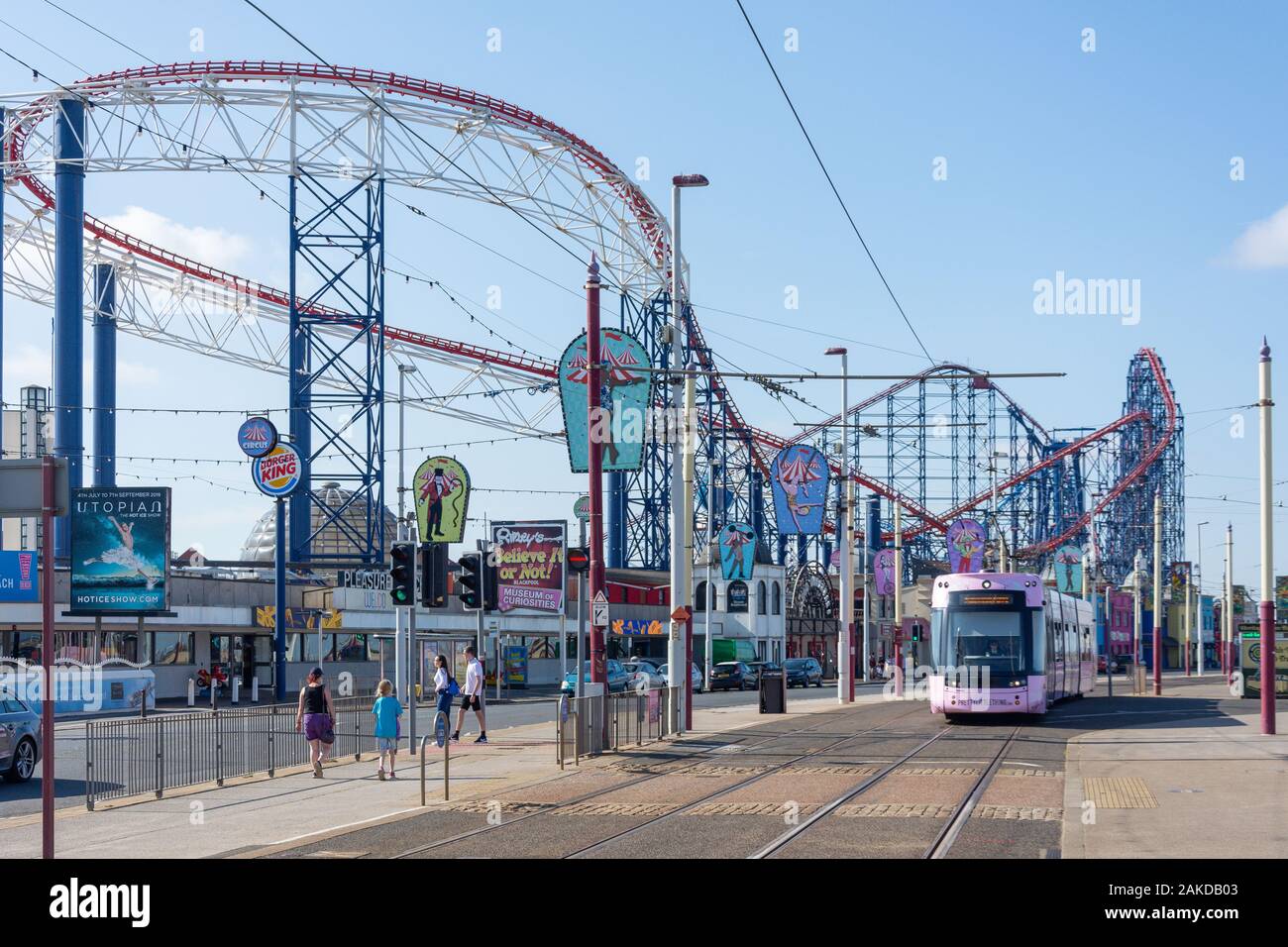 Straßenbahn- und Blackpool Pleasure Beach, Ocean Boulevard, Promenade, Blackpool, Lancashire, England, Vereinigtes Königreich Stockfoto