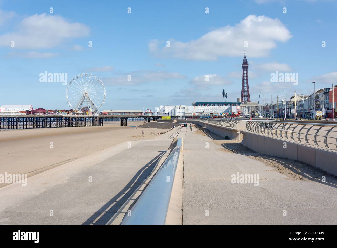 Die Strandpromenade mit dem Blackpool Tower und Ocean Boulevard, Blackpool, Lancashire, England, Vereinigtes Königreich Stockfoto