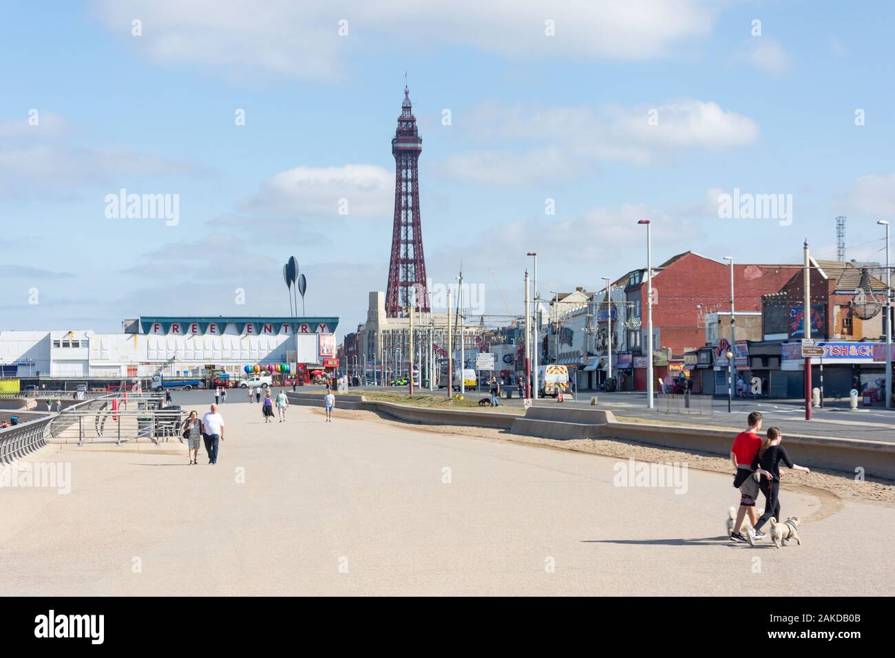 Die Strandpromenade mit dem Blackpool Tower und Ocean Boulevard, Blackpool, Lancashire, England, Vereinigtes Königreich Stockfoto