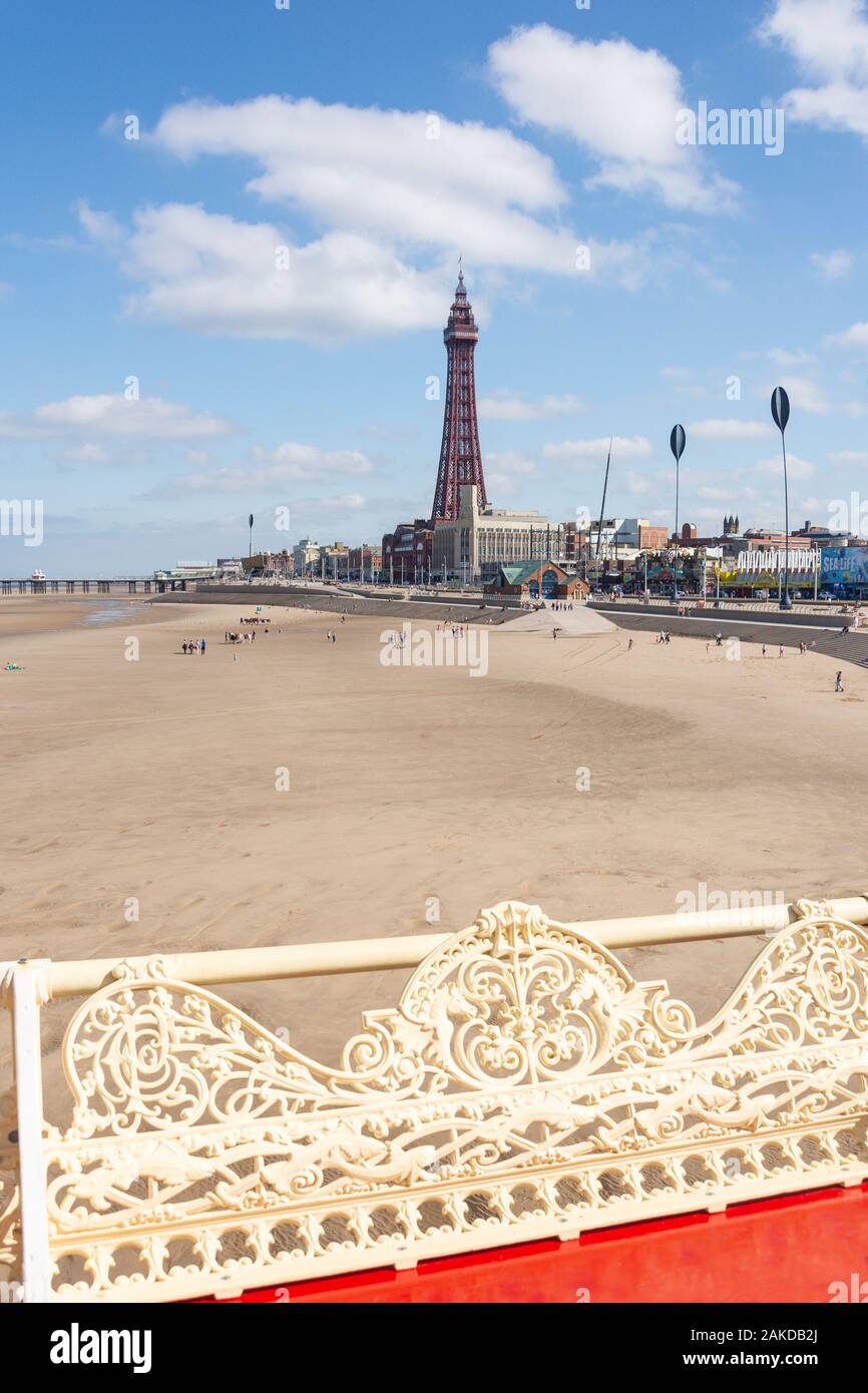 Strand von Blackpool Central Pier, Promenade, Blackpool, Lancashire, England, Vereinigtes Königreich Stockfoto