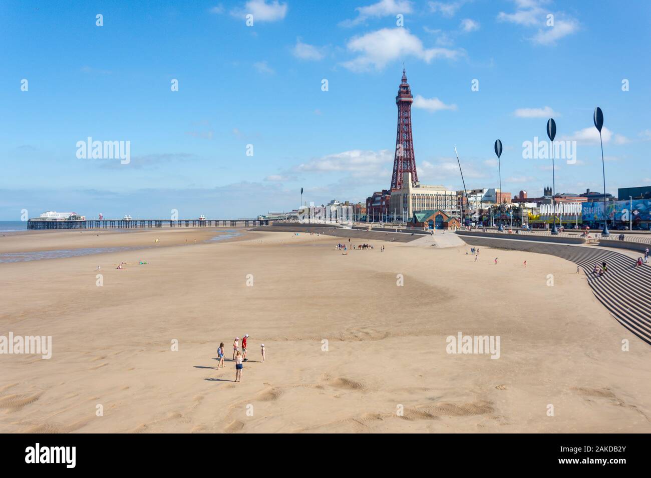 Die Strandpromenade mit dem Blackpool Tower, Blackpool, Lancashire, England, Vereinigtes Königreich Stockfoto