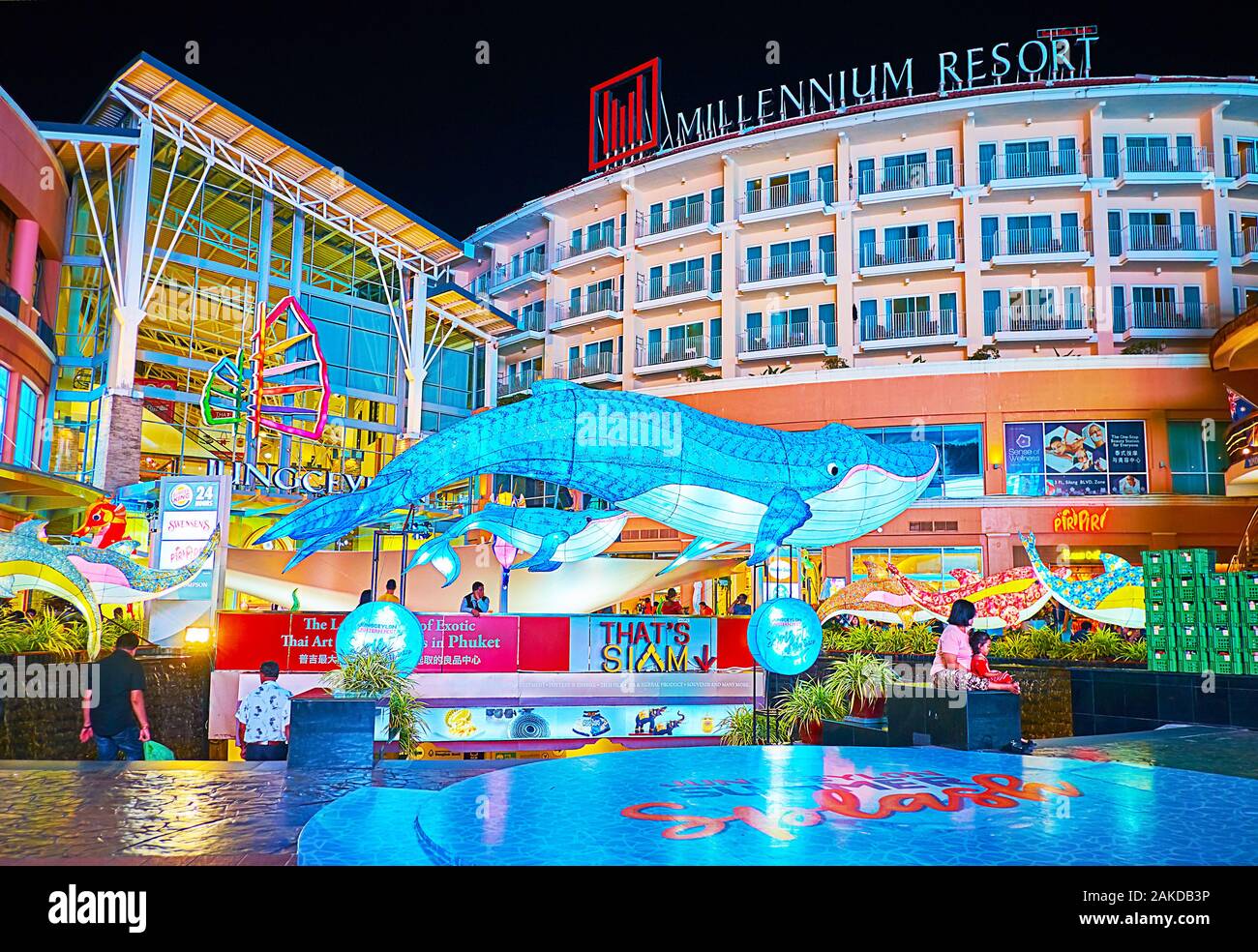 PATONG BEACH, THAILAND - Mai 1, 2019: Die Fußgängerzone vor Jungceylon Shopping Center und Millenium Resort Hotel, dekoriert mit Installation von Gia Stockfoto