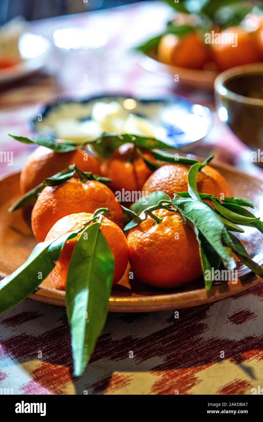 Mandarinen mit Blättern in einer Schüssel, kann Det Ölmühle in Soller, Mallorca, Spanien Stockfoto