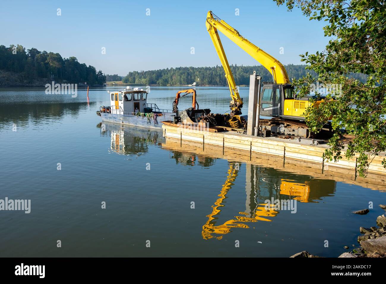 Bagger auf schwimmenden Plattform auf Ruissalo, Finnland ist für Meer Baggerarbeiten bereit, Entfernen von Ablagerungen in einer Wasserstraße. Stockfoto