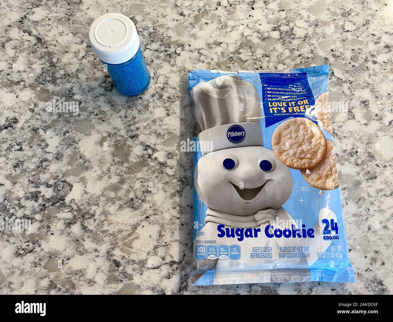 Orlando Fl Usa 12 31 19 Vorgefertigte Pillsbury Sugar Cookies Und Blauen Streuseln Fertig Gebacken Werden Stockfotografie Alamy