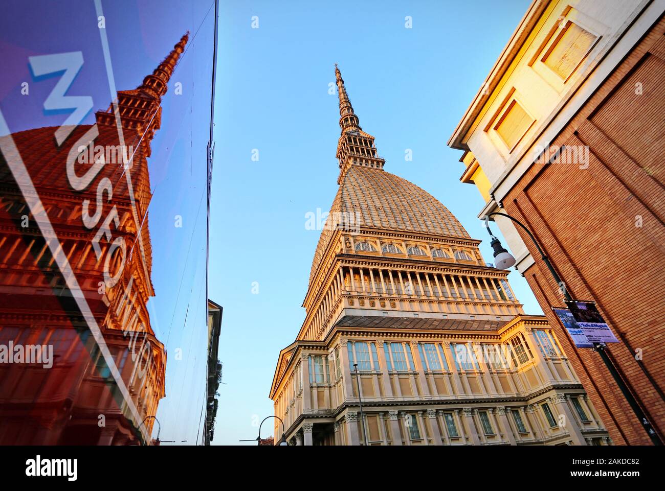 Die Mole Antonelliana ist das Symbol der Stadt Turin und im Inneren beherbergt sie das Museum des Kinos. Turin, Italien - April 2018 Stockfoto