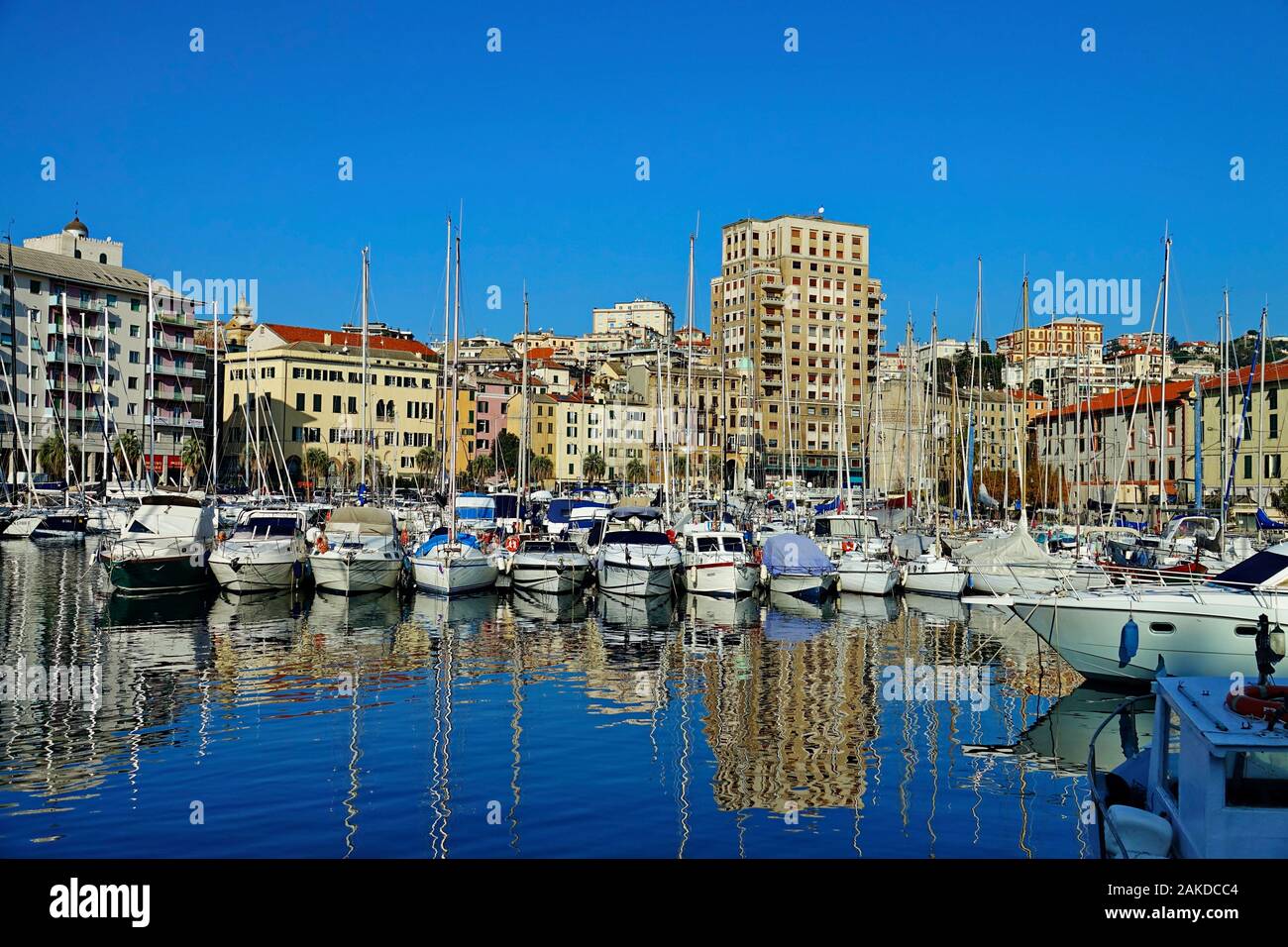 Stadtbild von Savona und Segelboote im Hafen. Savona, Italien - Januar 2020 Stockfoto