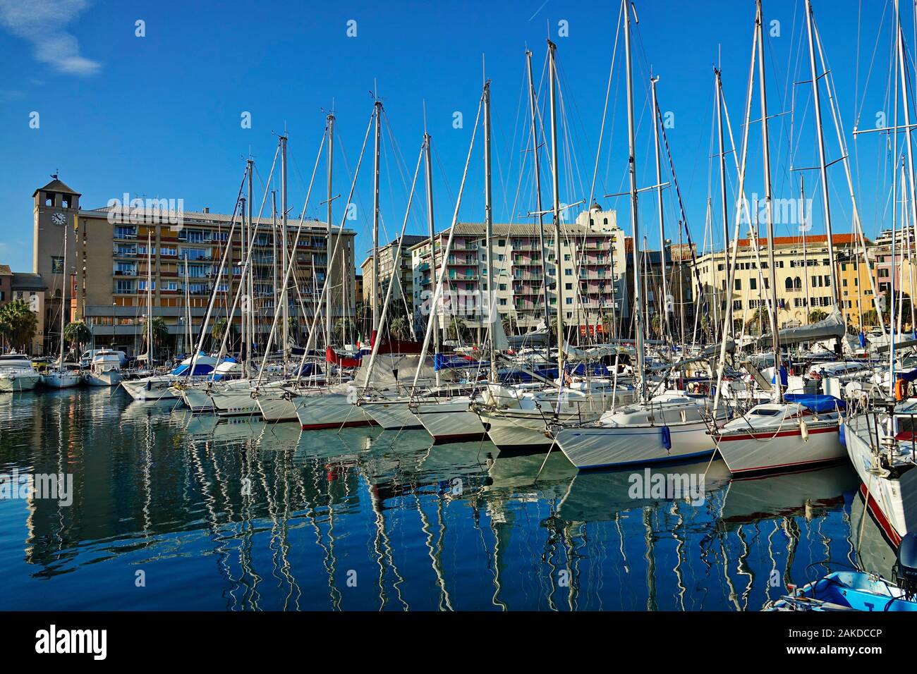 Stadtbild von Savona und Segelboote im Hafen. Savona, Italien - Januar 2020 Stockfoto