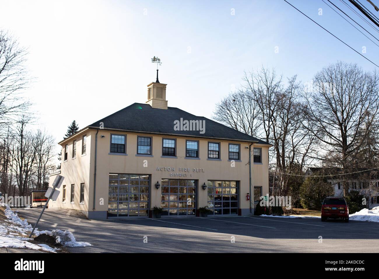 Die Feuerwache auf Concord Road im Zentrum von Acton, Massachusetts, USA, an einem sonnigen Wintertag. Stockfoto