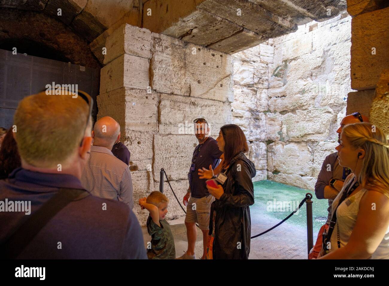 Geführte Besichtigung, Touristen, die eine geführte Tour durch das Kolosseum unterirdisch, Kolosseum, Flavian Amphitheater, Touristen, Rom Kolosseum Rom, Italien Stockfoto
