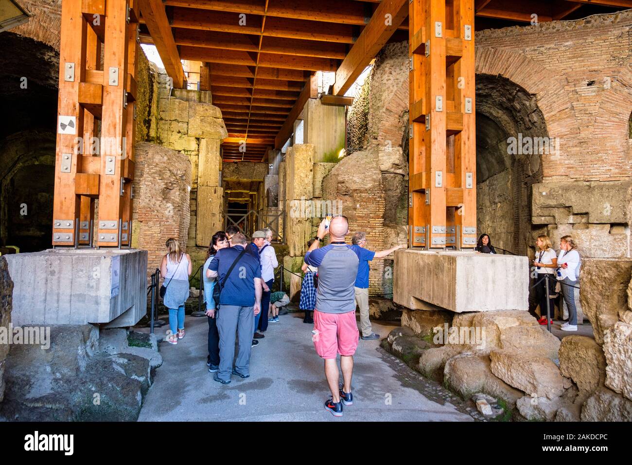 Geführte Besichtigung, Touristen, die eine geführte Tour durch das Kolosseum unterirdisch, Kolosseum, Flavian Amphitheater, Touristen, Rom Kolosseum Rom, Italien Stockfoto