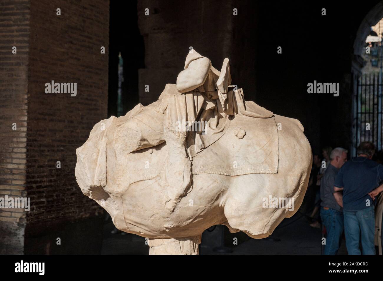 Überreste einer alten Reiterstatue des I. Jahrhunderts n. Chr., die das Kolosseum, das Kolosseum, das Kolosseum Rom, Italien geschmückt haben soll Stockfoto
