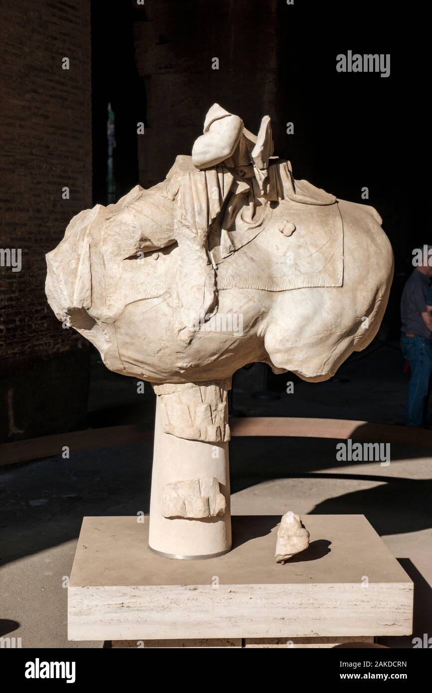 Überreste einer alten Reiterstatue des I. Jahrhunderts n. Chr., die das Kolosseum, das Kolosseum, das Kolosseum Rom, Italien geschmückt haben soll Stockfoto