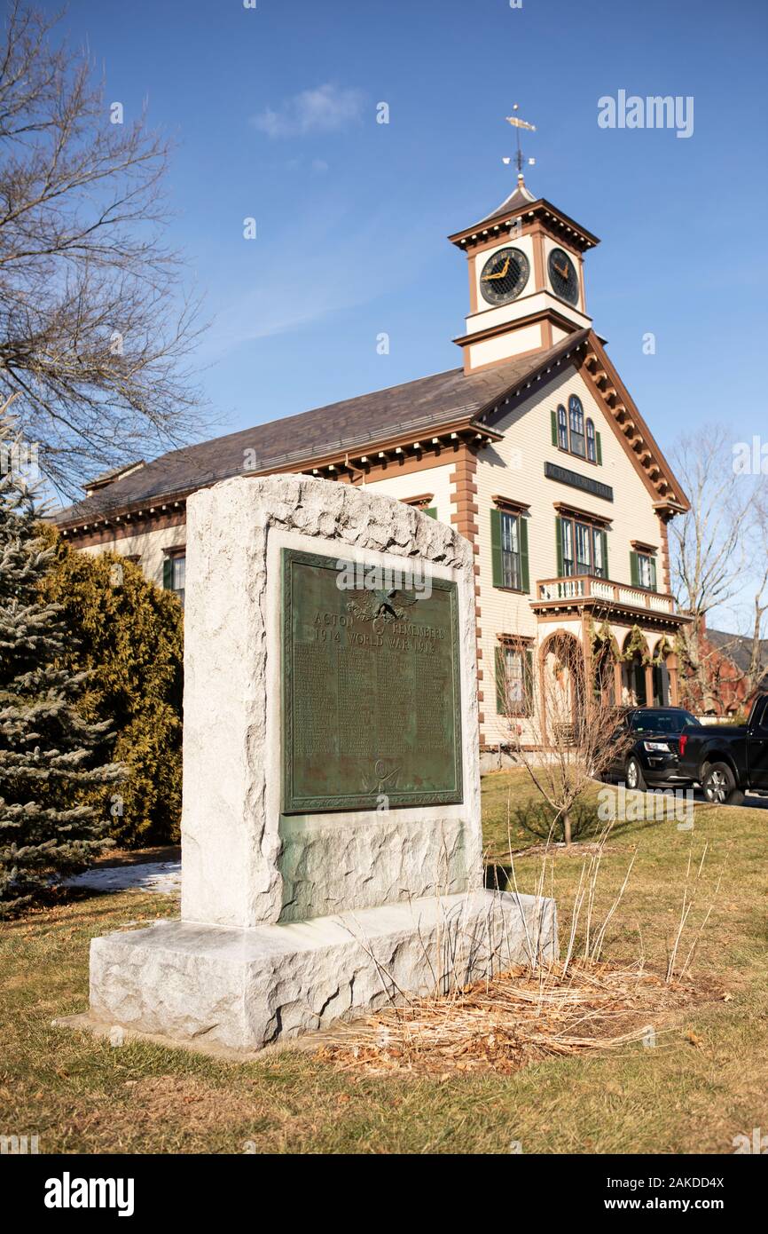 Die Weltkrieg-II-Denkmal in der Ortsmitte von Acton, Massachusetts, USA, mit dem Rathaus im Hintergrund. Stockfoto