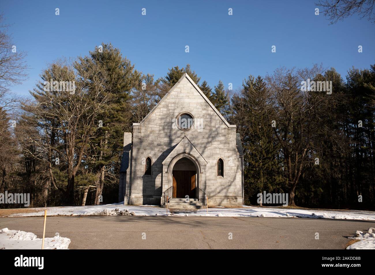 Die Woodlawn Friedhof Kapelle an einem sonnigen Wintertag in Acton, Massachusetts, USA. Stockfoto