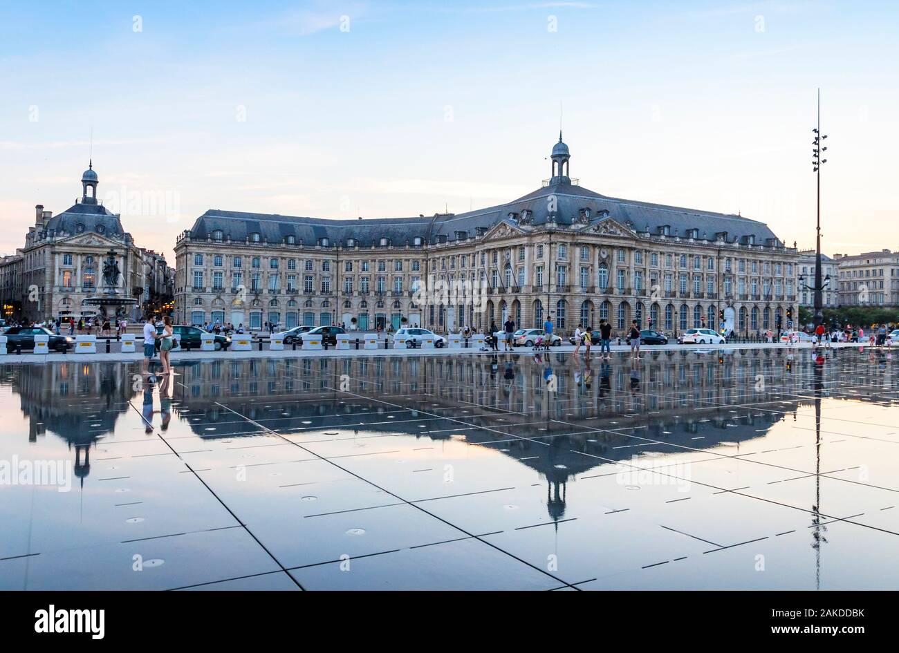 Bordeaux, Frankreich - 13. Juni, 2017: Leute geht auf in der Nähe der Wasser spiegel Brunnen auf dem Place de la Bourse in Bordeaux, Nouvelle-Aquitaine Region, Frankreich. Ein Stockfoto