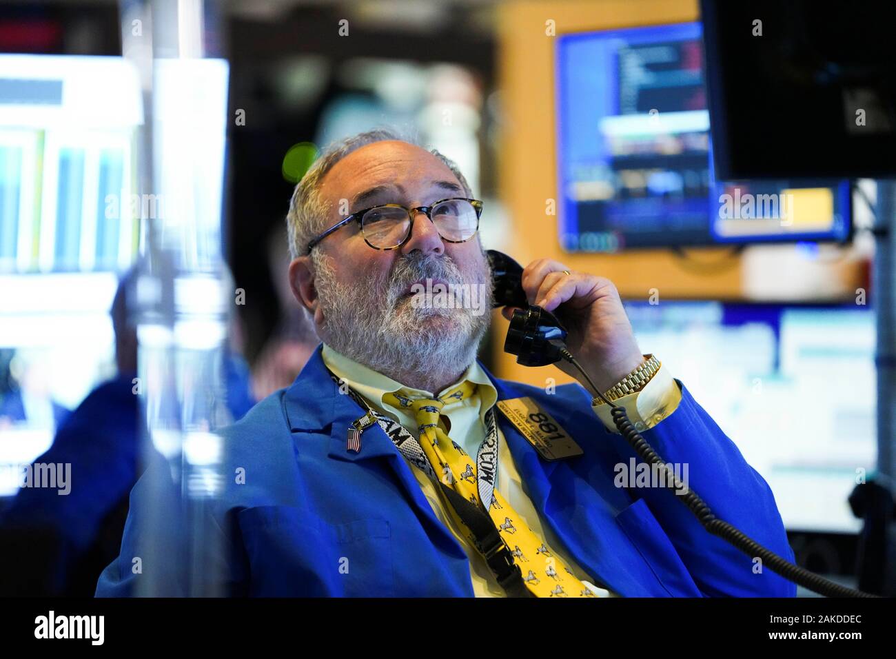 New York, USA. 8 Jan, 2020. Ein Händler an der New York Stock Exchange in New York, USA, am Jan. 8, 2020. Us-Aktien höher beendet am Mittwoch als Markt Befürchtungen waren teilweise nach Präsident Donald Trump Kommentare zu den iranischen Raketenangriff gegen irakische Grundlagen Gehäuse US-Streitkräfte entlastet. Der Dow Jones Industrial Average sprang 161.41 Punkte oder 0,56 Prozent auf 28,745.09. Der S&P 500 um 15,87 Punkte oder 0,49 Prozent auf 3,253.05. Der Nasdaq Composite Index stieg 60.66 Punkte oder 0,67 Prozent auf 9,129.24. Credit: Wang Ying/Xinhua/Alamy leben Nachrichten Stockfoto