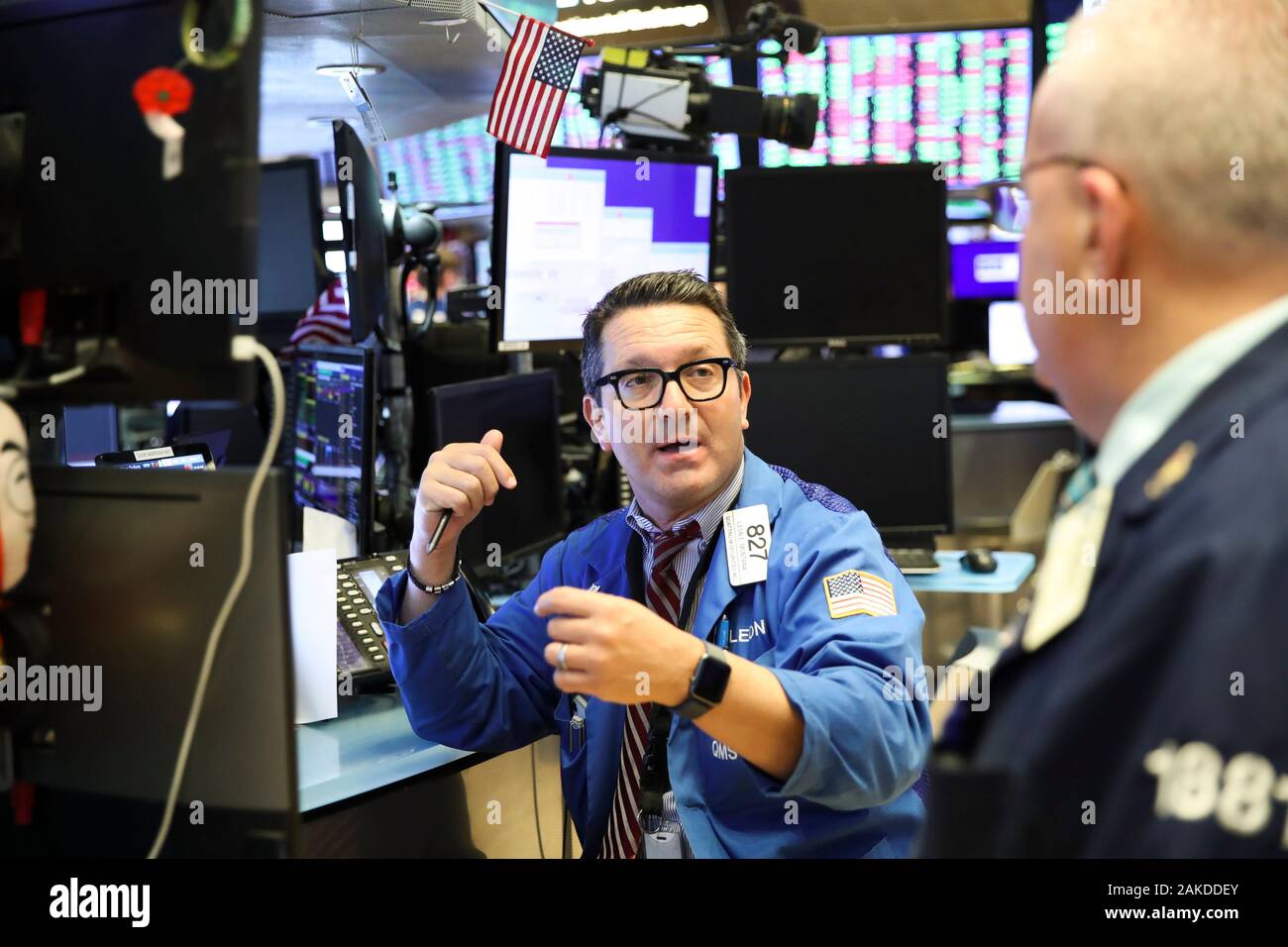 New York, USA. 8 Jan, 2020. Händler an der New York Stock Exchange in New York, USA, am Jan. 8, 2020. Us-Aktien höher beendet am Mittwoch als Markt Befürchtungen waren teilweise nach Präsident Donald Trump Kommentare zu den iranischen Raketenangriff gegen irakische Grundlagen Gehäuse US-Streitkräfte entlastet. Der Dow Jones Industrial Average sprang 161.41 Punkte oder 0,56 Prozent auf 28,745.09. Der S&P 500 um 15,87 Punkte oder 0,49 Prozent auf 3,253.05. Der Nasdaq Composite Index stieg 60.66 Punkte oder 0,67 Prozent auf 9,129.24. Credit: Wang Ying/Xinhua/Alamy leben Nachrichten Stockfoto