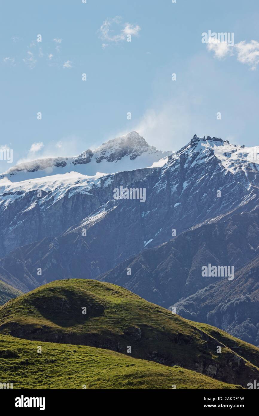 Unter dem Wind gefegten Mount Aspiring, Neuseeland, liegen sattgrüne Hügel Stockfoto