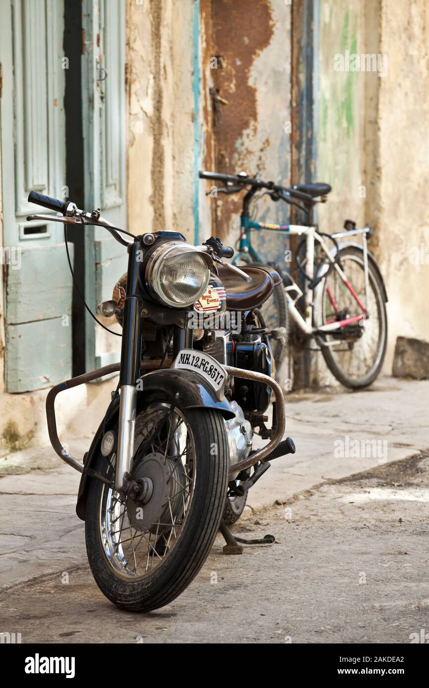 VALLETTA, MALTA JUL06 - Eine alte Royal Enfield Bullet 350 Motorrad in den Straßen von Valletta in Malta. Stockfoto