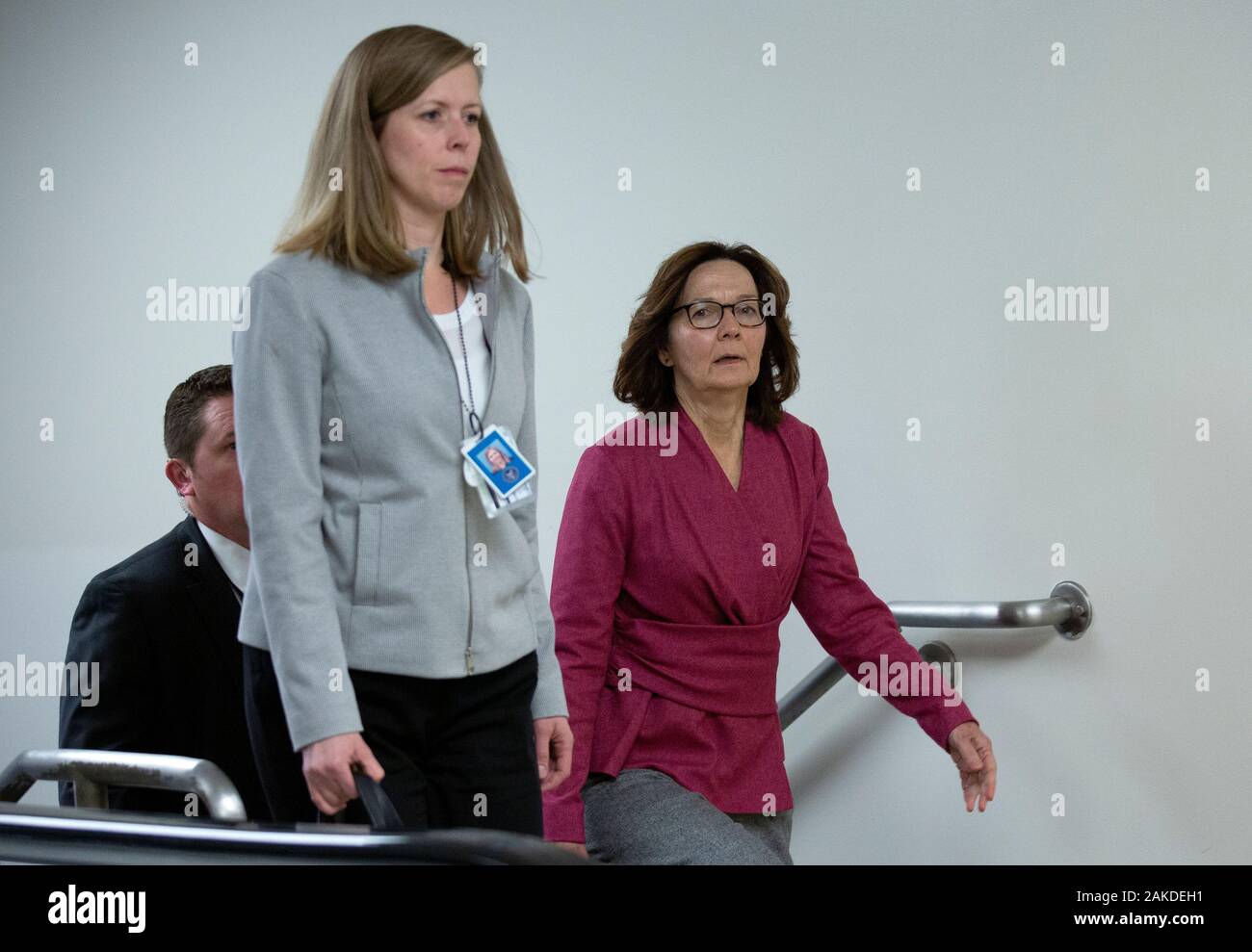 Gina Haspel, Direktor der Central Intelligence Agency (CIA) fährt eine geschlossene Tür briefing im Senat SCIF mit Außenministerin der Regierung der Vereinigten Staaten, Mike Pompeo, United States Verteidigungsminister Dr. Mark T. Esper, United States Army General Mark A. Milley, Vorsitzender des Generalstabs, und Geschäftsführender Direktor der Intelligenz Joseph Maguire an der United States Capitol in Washington, DC, USA, am Mittwoch, 8. Januar 2020. 97 Senatoren waren, sagte, daß das Briefing, das die US-drohne Streik am Iranischen militärischen Führer Qasem Soleimani und die Frage der Congressional aut diskutiert besucht haben Stockfoto