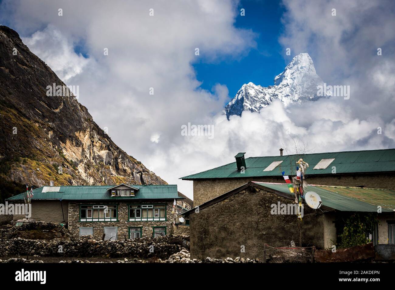 Bergdorf mit Ama Dablam im Hintergrund in der Everest-Region Nepals Stockfoto