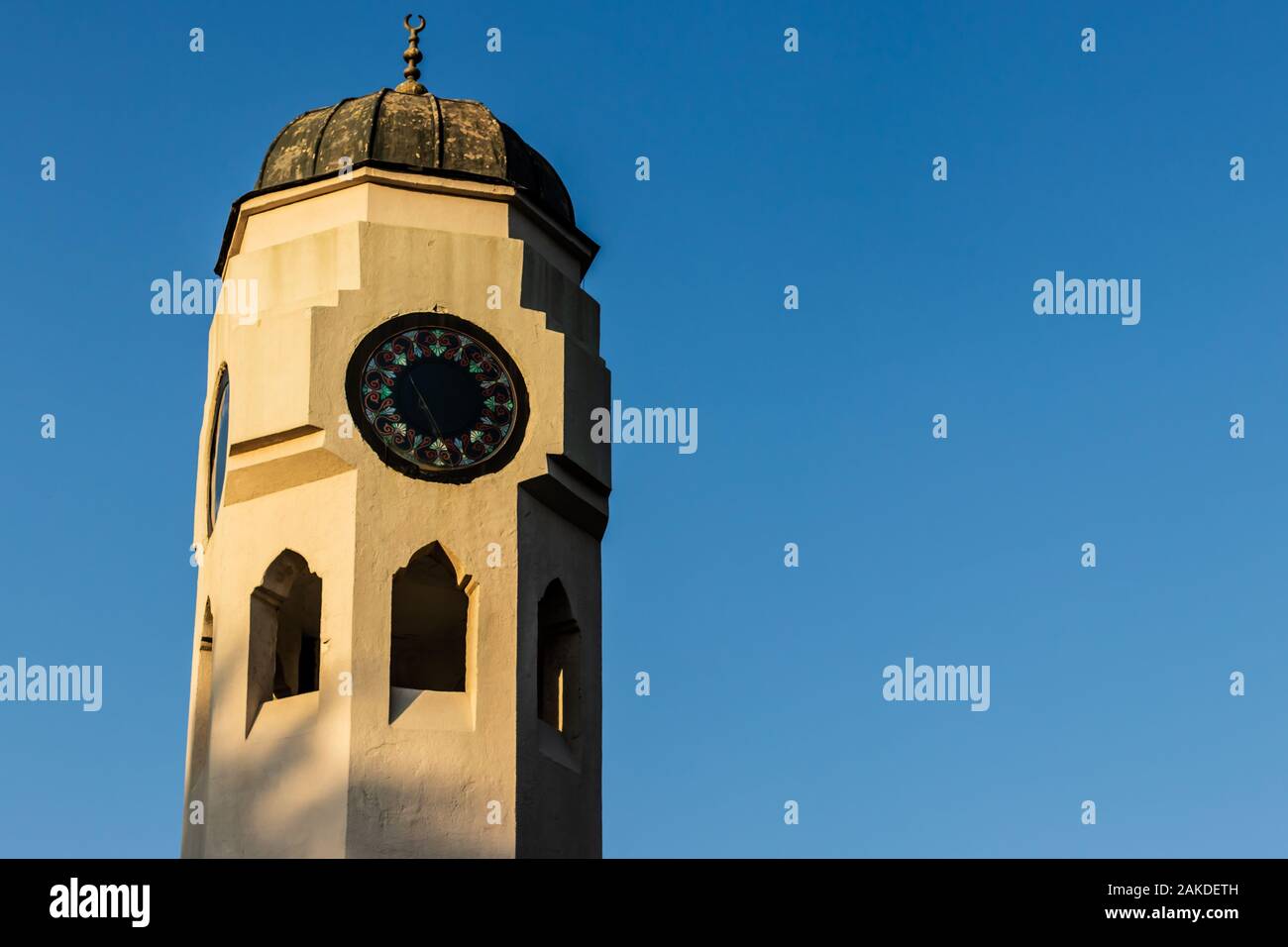 Eine gute Perspektive zu einer Kuppel geformt Uhrturm. Foto hat in Izmir/Türkei. Stockfoto