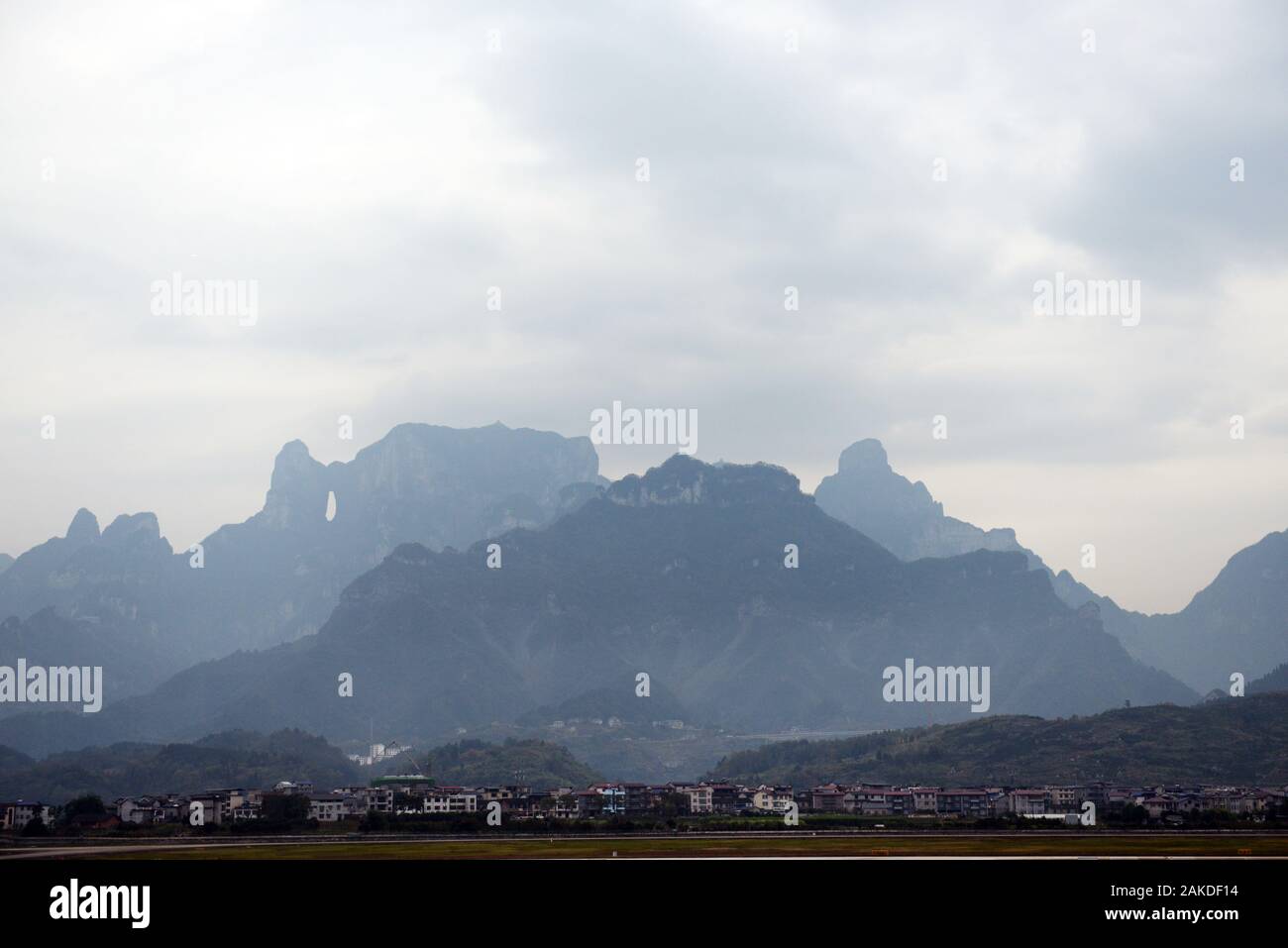 Berg Tianmen von der Stadt Zhangjiajie in Hunan, China. Stockfoto