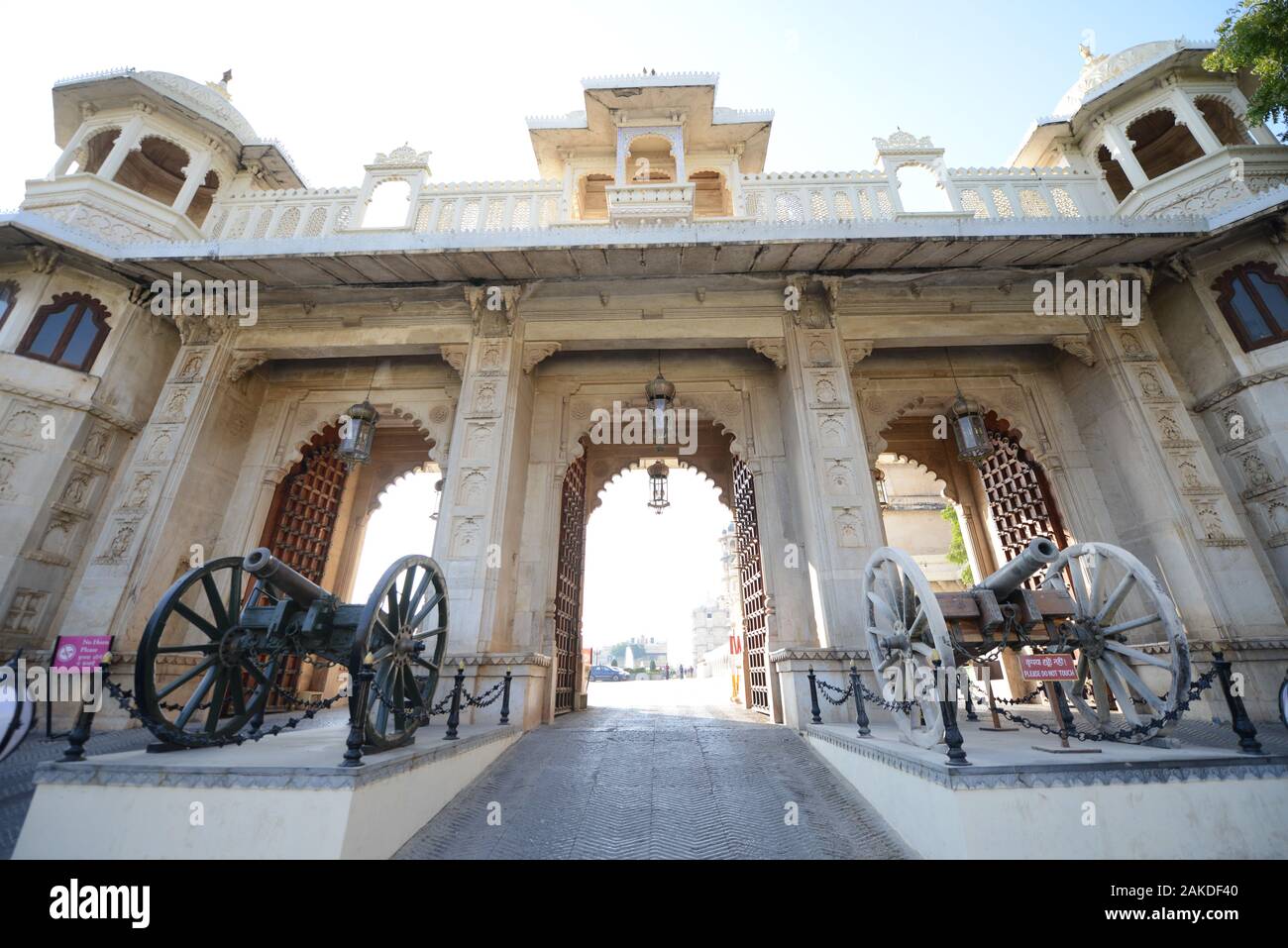 Tor zum Stadtpalast in Udaipur, Rajasthan, Indien. Stockfoto