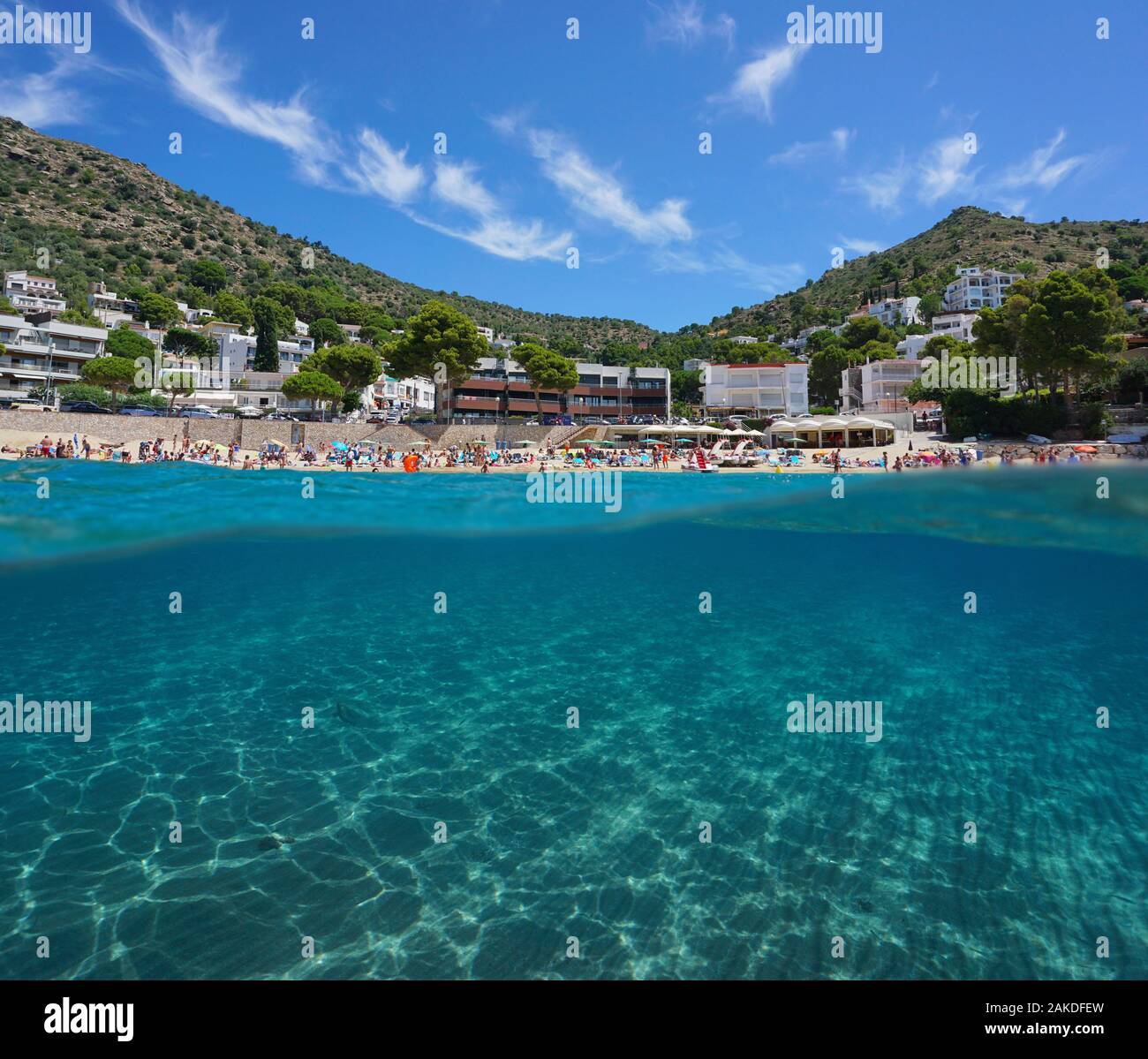 Mittelmeer Strand im Sommer in Spanien an der Costa Brava mit sandigen Meeresboden Unterwasser, geteilte Ansicht über und unter Wasser Oberfläche, Katalonien, Rosen Stockfoto