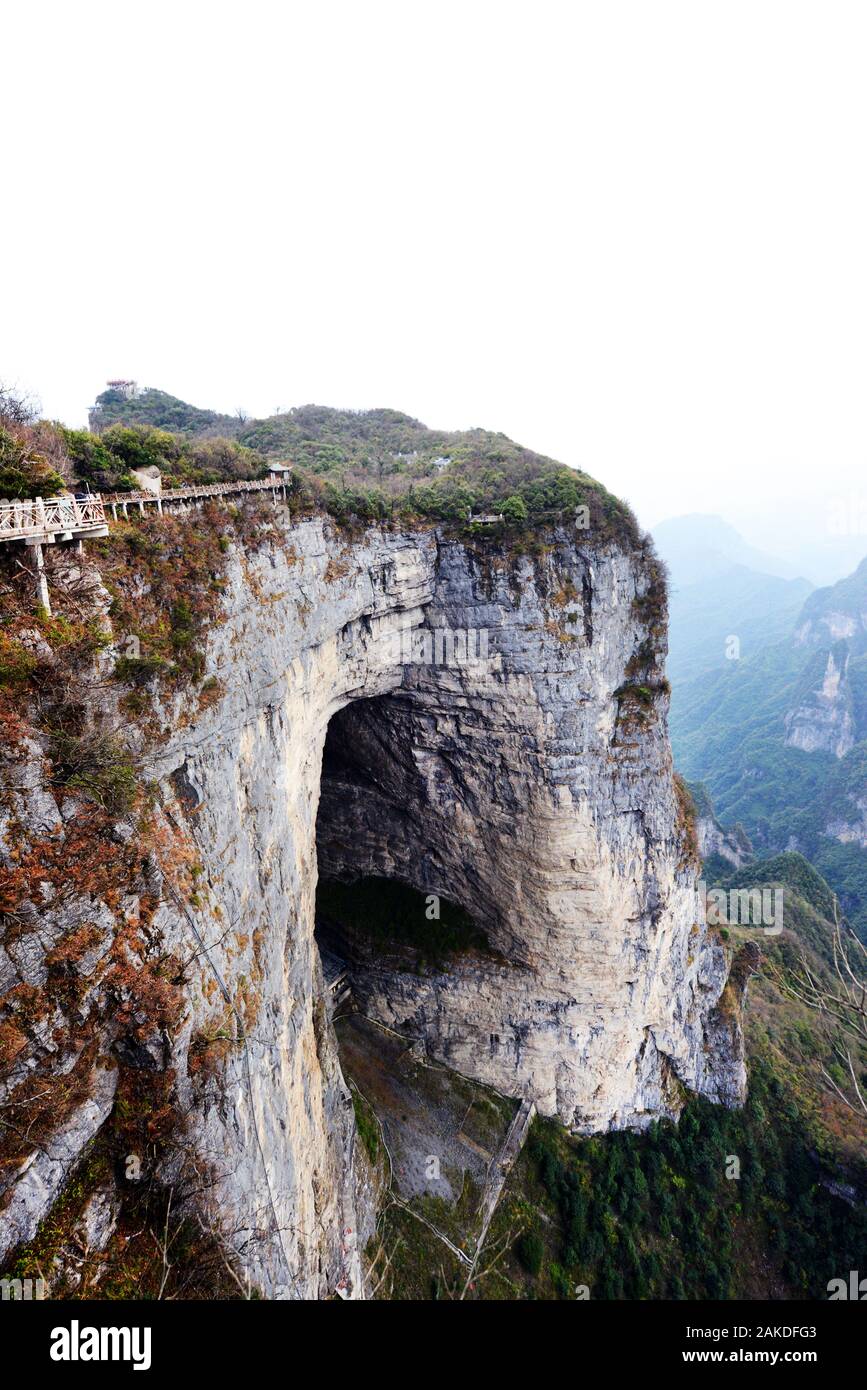 Blick auf den natürlichen Bogen des Himmelstors vom Gipfel des Berges Tianmen in Zhangjiajie, China. Stockfoto